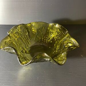 Vtg Imperial Green  Carnival Glass Ruffled Bowl Grape Harvest Design